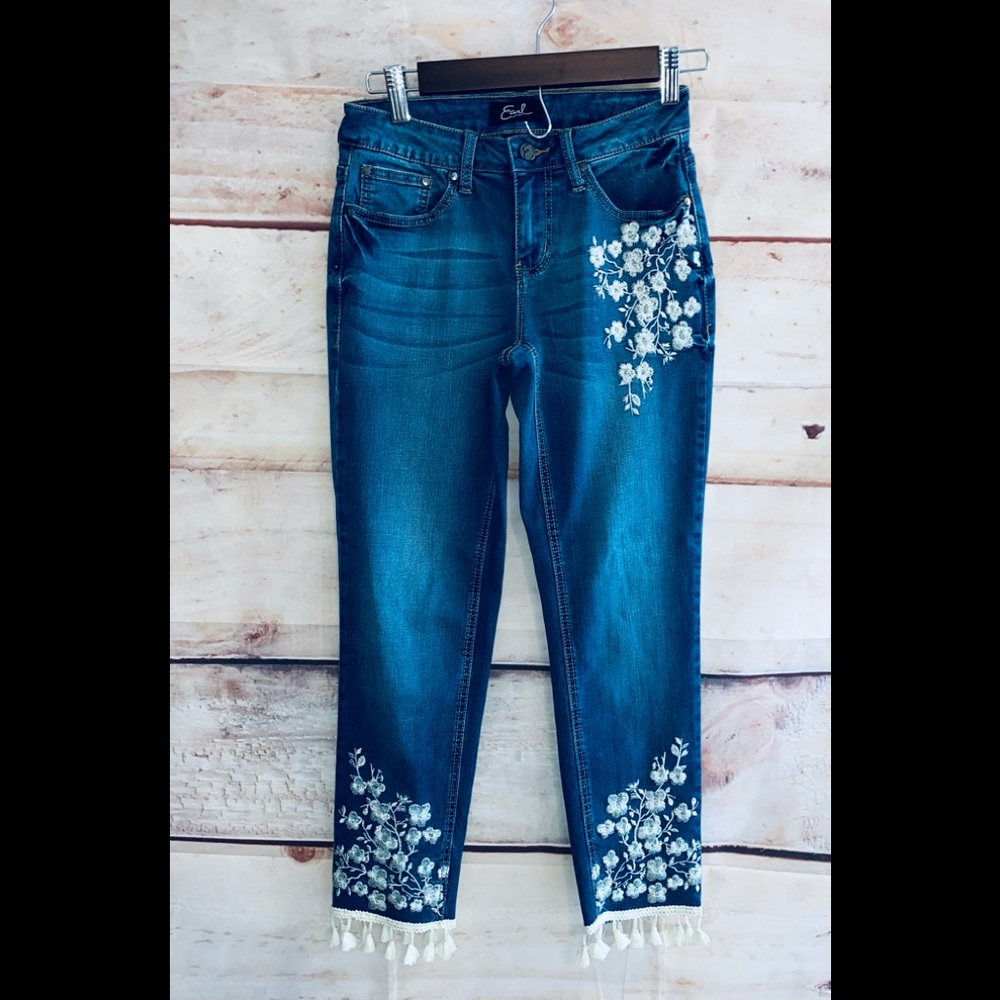 EARL Embroidered Crop Jeans
